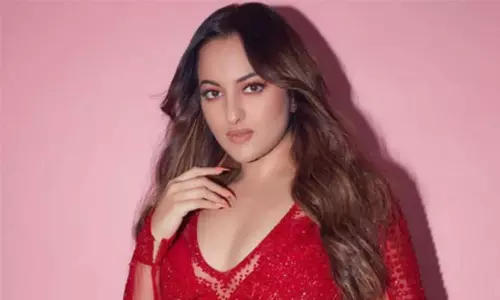 சமூக வலைதளங்களை பயன்படுத்த குழந்தைகளுக்கு தடை விதிக்க வேண்டும்- நடிகை சோனாக்சி சின்கா சமூக வலைதளங்களை பயன்படுத்த குழந்தைகளுக்கு தடை விதிக்க வேண்டும்- நடிகை சோனாக்சி சின்கா