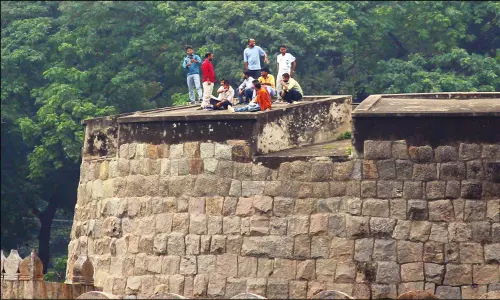 வேலூர் கோட்டையில் ஆபத்தை உணராமல் புகைப்படம் எடுக்கும் சுற்றுலா பயணிகள் வேலூர் கோட்டையில் ஆபத்தை உணராமல் புகைப்படம் எடுக்கும் சுற்றுலா பயணிகள்