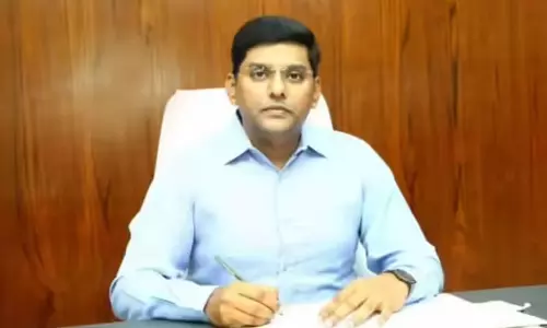 மதுரை மாவட்டத்தில் 10 துணை வட்டாட்சியர்களுக்கு பதவி உயர்வு மதுரை மாவட்டத்தில் 10 துணை வட்டாட்சியர்களுக்கு பதவி உயர்வு