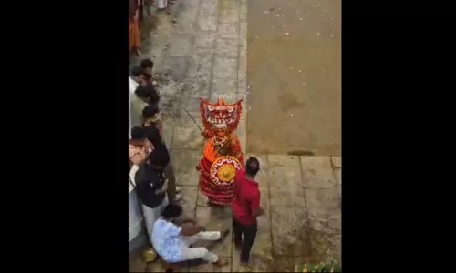 சாமி ஆடிய நபர், திடீரென தாக்கியதில் மயங்கி விழுந்த பக்தர் - பரபரப்பு சாமி ஆடிய நபர், திடீரென தாக்கியதில் மயங்கி விழுந்த பக்தர் - பரபரப்பு