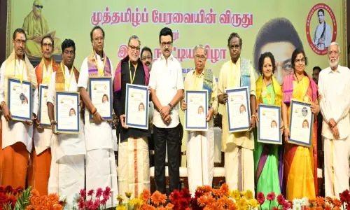 நடிகர் நாசருக்கு கலைஞர் விருது வழங்கிய முதல்-அமைச்சர் மு.க.ஸ்டாலின் நடிகர் நாசருக்கு கலைஞர் விருது வழங்கிய முதல்-அமைச்சர் மு.க.ஸ்டாலின்