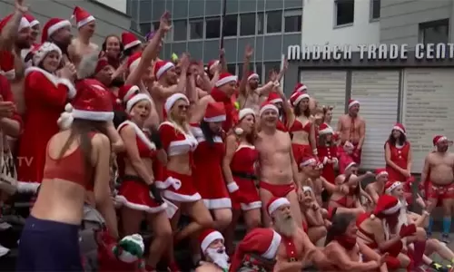 நீச்சல் உடையில் கிறிஸ்துமஸ் தாத்தா வேடம் - ஹங்கேரியில் நடந்த நூதன கொண்டாட்டம் நீச்சல் உடையில் கிறிஸ்துமஸ் தாத்தா வேடம் - ஹங்கேரியில் நடந்த நூதன கொண்டாட்டம்