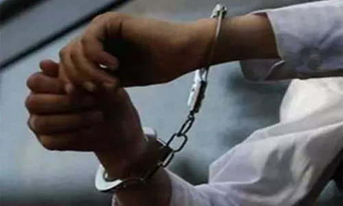 தொழில் அதிபரை கடத்தி ரூ.10 லட்சம் கேட்டு மிரட்டல் - 6 பேர் கைது தொழில் அதிபரை கடத்தி ரூ.10 லட்சம் கேட்டு மிரட்டல் - 6 பேர் கைது