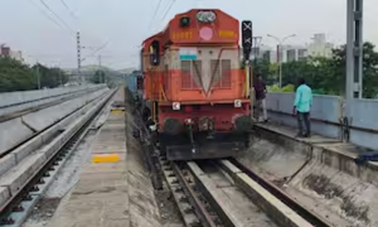 வேளச்சேரி-பரங்கிமலை இடையே சரக்கு ரெயிலை இயக்கி சோதனை