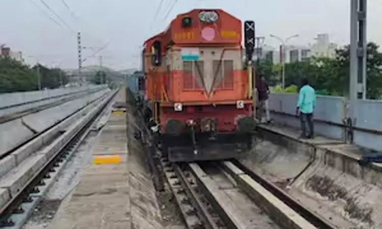 வேளச்சேரி-பரங்கிமலை இடையே சரக்கு ரெயிலை இயக்கி சோதனை வேளச்சேரி-பரங்கிமலை இடையே சரக்கு ரெயிலை இயக்கி சோதனை