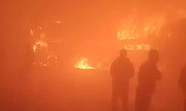 உ.பி.: கடும் பனி மூட்டத்தால் அடுத்தடுத்து மோதி தீப்பற்றி எரிந்த வாகனங்கள் - 4 பேர் பலி உ.பி.: கடும் பனி மூட்டத்தால் அடுத்தடுத்து மோதி தீப்பற்றி எரிந்த வாகனங்கள் - 4 பேர் பலி