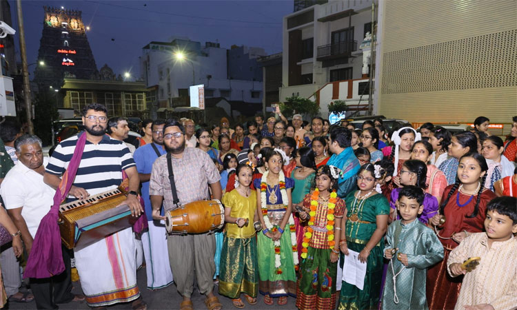 பிறந்தது மார்கழி மாதம்.. பஜனை பாடல்களை பாடி பக்தர்கள் வீதிஉலா