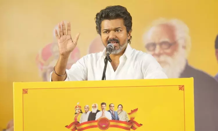 ஈரோட்டில் விஜய் பிரசாரம்: உறுதி மொழி பிரமாண பத்திரத்தை காவல்துறையிடம் வழங்கிய தவெகவினர் ஈரோட்டில் விஜய் பிரசாரம்: உறுதி மொழி பிரமாண பத்திரத்தை காவல்துறையிடம் வழங்கிய தவெகவினர்