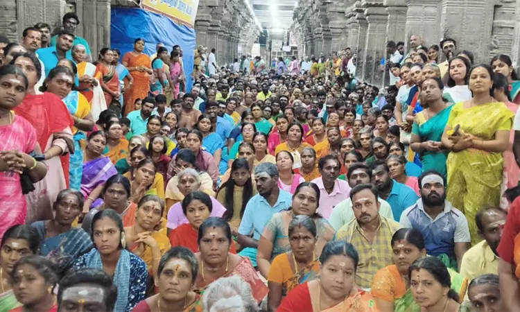 மார்கழி மாத பிறப்பு.. சங்கரன்கோவில் சங்கர நாராயணர் கோவிலில் திரளான பக்தர்கள் தரிசனம் மார்கழி மாத பிறப்பு.. சங்கரன்கோவில் சங்கர நாராயணர் கோவிலில் திரளான பக்தர்கள் தரிசனம்