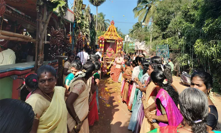 கோவில்விளை முத்தாரம்மன் கோவில் திருவிழா.. திருத்தேரில் அம்மன் பவனி கோவில்விளை முத்தாரம்மன் கோவில் திருவிழா.. திருத்தேரில் அம்மன் பவனி