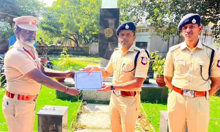 ஆயுதம் வைத்திருந்தவர்களை மடக்கி பிடித்து கைது செய்த போலீசாருக்கு தூத்துக்குடி எஸ்.பி. பாராட்டு ஆயுதம் வைத்திருந்தவர்களை மடக்கி பிடித்து கைது செய்த போலீசாருக்கு தூத்துக்குடி எஸ்.பி. பாராட்டு