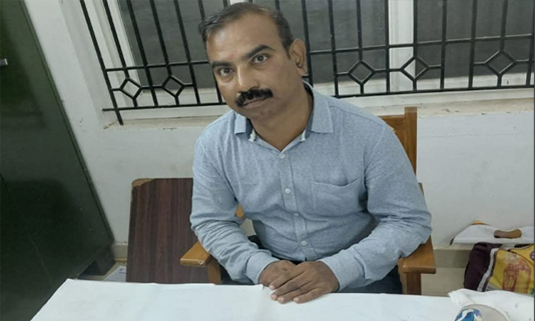 கடைக்கு லைசென்ஸ் கொடுத்ததற்காக ரூ.8 ஆயிரம் லஞ்சம் வாங்கிய அதிகாரி சிக்கினார்