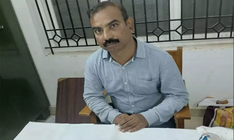 கடைக்கு லைசென்ஸ் கொடுத்ததற்காக ரூ.8 ஆயிரம் லஞ்சம் வாங்கிய அதிகாரி சிக்கினார் கடைக்கு லைசென்ஸ் கொடுத்ததற்காக ரூ.8 ஆயிரம் லஞ்சம் வாங்கிய அதிகாரி சிக்கினார்