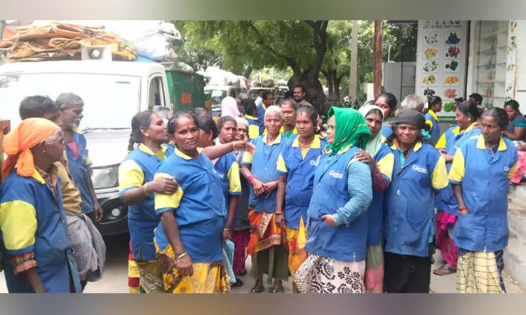 தூத்துக்குடியில் தூய்மைப் பணியாளர்கள் திடீர் போராட்டம் தூத்துக்குடியில் தூய்மைப் பணியாளர்கள் திடீர் போராட்டம்