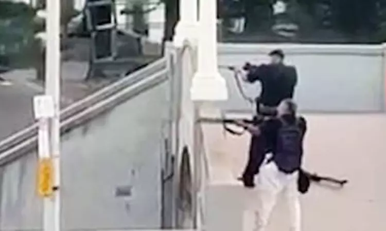 சிட்னி தாக்குதல்: துப்பாக்கி சூடு நடத்தியவர் பற்றி வெளியான திடுக் தகவல் சிட்னி தாக்குதல்: துப்பாக்கி சூடு நடத்தியவர் பற்றி வெளியான திடுக் தகவல்