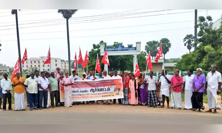 பொங்கல் தொகுப்புடன் ரூ.5,000 வழங்க கோரி கட்டுமான தொழிலாளர்கள் சங்கம் ஆர்ப்பாட்டம் பொங்கல் தொகுப்புடன் ரூ.5,000 வழங்க கோரி கட்டுமான தொழிலாளர்கள் சங்கம் ஆர்ப்பாட்டம்