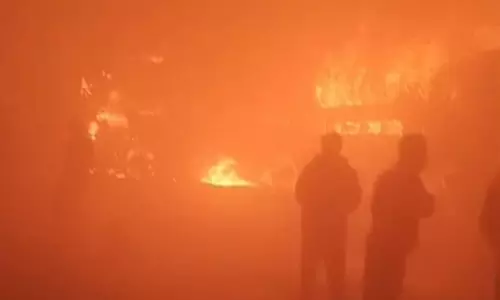 உ.பி.: கடும் பனி மூட்டத்தால் அடுத்தடுத்து மோதி தீப்பற்றி எரிந்த வாகனங்கள் - 4 பேர் பலி உ.பி.: கடும் பனி மூட்டத்தால் அடுத்தடுத்து மோதி தீப்பற்றி எரிந்த வாகனங்கள் - 4 பேர் பலி