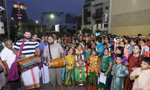 பிறந்தது மார்கழி மாதம்.. பஜனை பாடல்களை பாடி பக்தர்கள் வீதிஉலா பிறந்தது மார்கழி மாதம்.. பஜனை பாடல்களை பாடி பக்தர்கள் வீதிஉலா