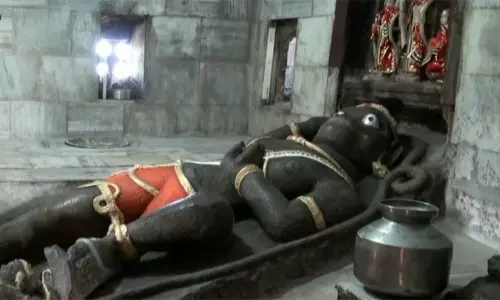 காந்த பாறையில் வடிக்கப்பட்ட ஆஞ்சநேயர் சிலை.. மோதா மாருதி கோவில் சிறப்புகள் காந்த பாறையில் வடிக்கப்பட்ட ஆஞ்சநேயர் சிலை.. மோதா மாருதி கோவில் சிறப்புகள்