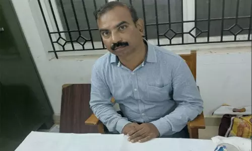 கடைக்கு லைசென்ஸ் கொடுத்ததற்காக ரூ.8 ஆயிரம் லஞ்சம் வாங்கிய அதிகாரி சிக்கினார் கடைக்கு லைசென்ஸ் கொடுத்ததற்காக ரூ.8 ஆயிரம் லஞ்சம் வாங்கிய அதிகாரி சிக்கினார்