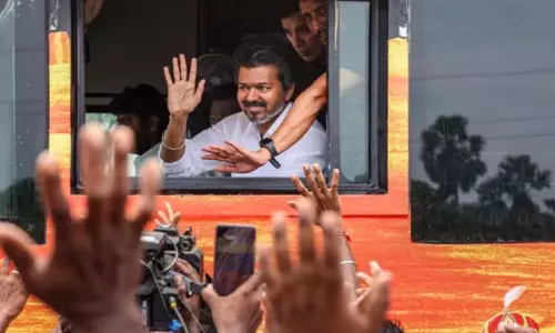 விஜய் பிரசாரம்: ஈரோட்டில் 18-ம் தேதி ஒரு பள்ளிக்கு மட்டும் விடுமுறை விஜய் பிரசாரம்: ஈரோட்டில் 18-ம் தேதி ஒரு பள்ளிக்கு மட்டும் விடுமுறை