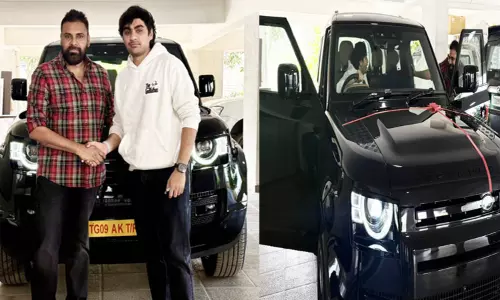 “ஓஜி” இயக்குநருக்கு கார் பரிசளித்த பவன் கல்யாண் “ஓஜி” இயக்குநருக்கு கார் பரிசளித்த பவன் கல்யாண்