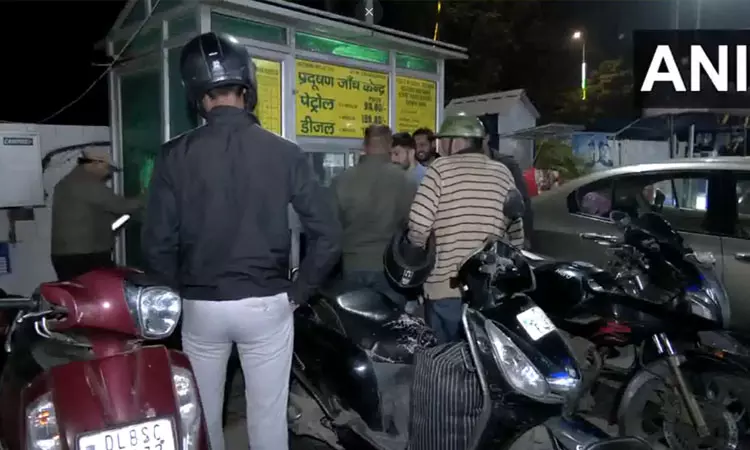 டெல்லி காற்று மாசை கட்டுப்படுத்த இன்றிரவு முதல்... அதிரடி நடவடிக்கையில் இறங்கிய அரசு டெல்லி காற்று மாசை கட்டுப்படுத்த இன்றிரவு முதல்... அதிரடி நடவடிக்கையில் இறங்கிய அரசு