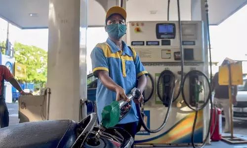 சென்னையில் இன்றைய பெட்ரோல், டீசல் விலை நிலவரம் சென்னையில் இன்றைய பெட்ரோல், டீசல் விலை நிலவரம்