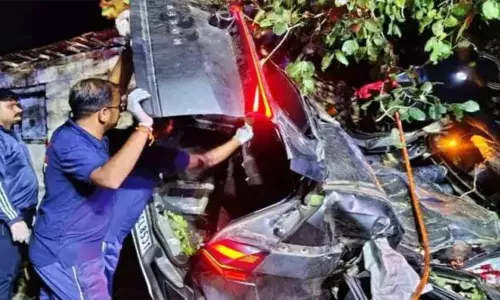 குஜராத்: மரத்தின் மீது கார் மோதி கோர விபத்து - 3 பேர் பலி