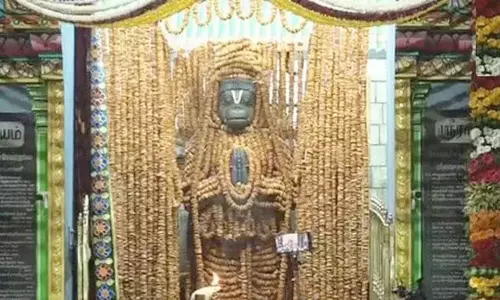 ஆஞ்சநேயருக்கு 1,00,008 வடைகளால் மாலை... இது நாமக்கல் அனுமன் ஜெயந்தி விழா ஸ்பெஷல்