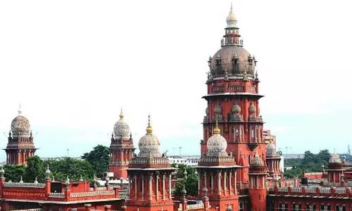 வாக்குச்சாவடிகளில் மாற்றுத்திறனாளிகளுக்காக சாய்தளம் அமைக்க வேண்டும் - ஐகோர்ட்டு உத்தரவு