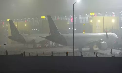 சென்னையில் 11 விமான சேவை ரத்து; பயணிகள் தவிப்பு சென்னையில் 11 விமான சேவை ரத்து; பயணிகள் தவிப்பு