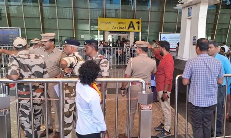 விஜய் வருகை: கோவை விமான நிலையத்தில் கூட்டம் சேர்க்க அனுமதியில்லை விஜய் வருகை: கோவை விமான நிலையத்தில் கூட்டம் சேர்க்க அனுமதியில்லை