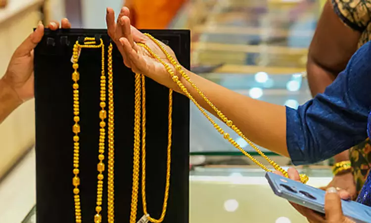 மீண்டும் சவரன் ரூ.1 லட்சத்தை நெருங்கும் தங்கம் விலை.. கட்டுக்கடங்காமல் உயரும் வெள்ளி விலை..! மீண்டும் சவரன் ரூ.1 லட்சத்தை நெருங்கும் தங்கம் விலை.. கட்டுக்கடங்காமல் உயரும் வெள்ளி விலை..!