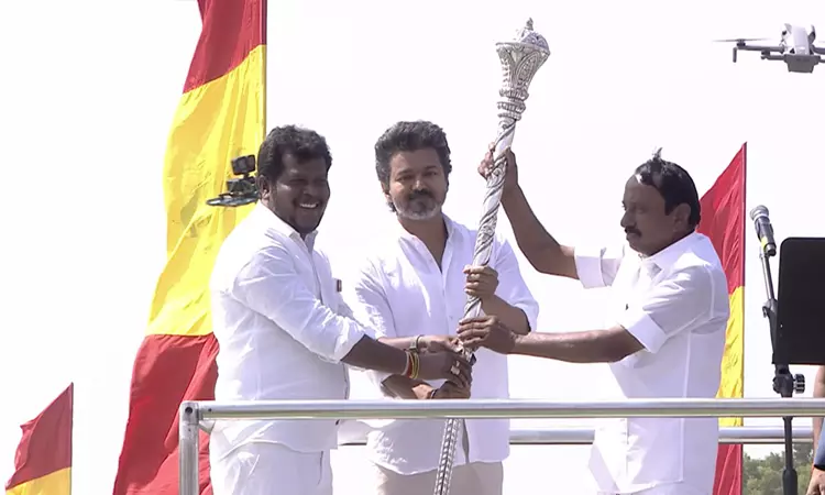 விஜய்க்கு செங்கோல் வழங்கிய செங்கோட்டையன்ஈரோடு... ... இன்றைய முக்கிய செய்திகள்.. சில வரிகளில்.. 18-12-2025 விஜய்க்கு செங்கோல் வழங்கிய செங்கோட்டையன்ஈரோடு... ... இன்றைய முக்கிய செய்திகள்.. சில வரிகளில்.. 18-12-2025