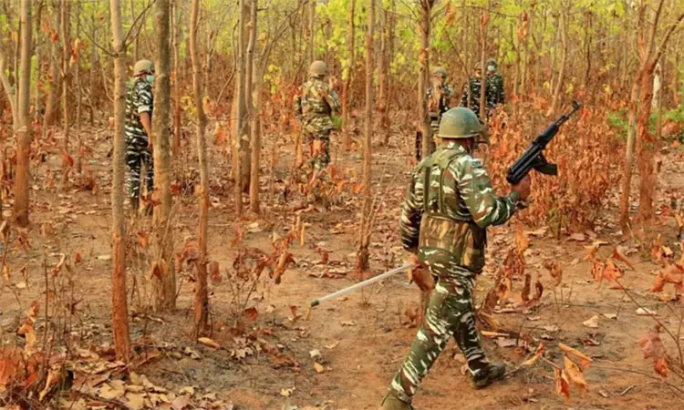 சத்தீஸ்கரில் பெண் உள்பட 3 நக்சல்கள் பாதுகாப்பு படையினரால் சுட்டுக் கொலை சத்தீஸ்கரில் பெண் உள்பட 3 நக்சல்கள் பாதுகாப்பு படையினரால் சுட்டுக் கொலை