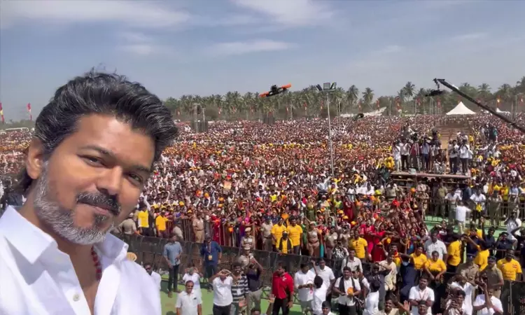 ஈரோடு பொதுக்கூட்டத்தில் தொண்டர்களுடன் எடுத்த செல்பி வீடியோவை வெளியிட்ட விஜய் ஈரோடு பொதுக்கூட்டத்தில் தொண்டர்களுடன் எடுத்த செல்பி வீடியோவை வெளியிட்ட விஜய்