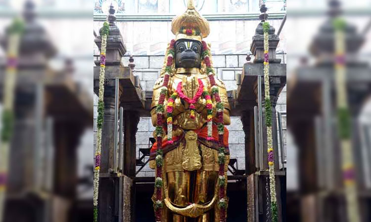 அனுமன் ஜெயந்தியன்று தங்க கவசத்தில் அருள்பாலிக்கும் நாமக்கல் ஆஞ்சநேயர்