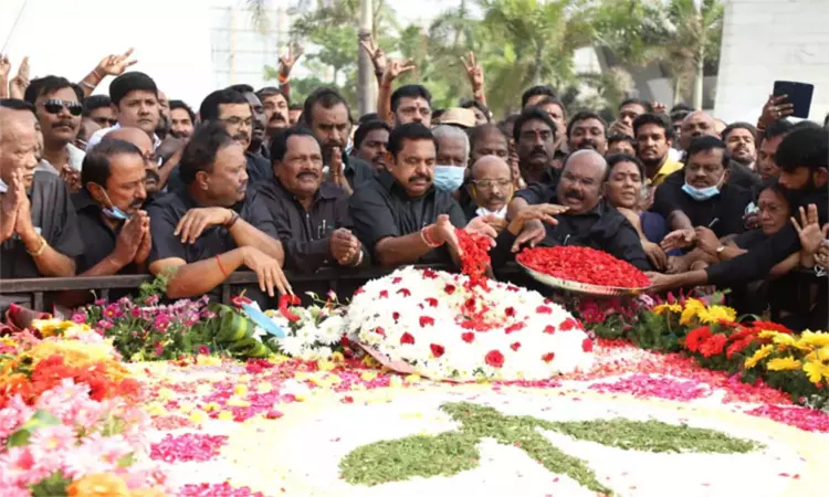 24-ந்தேதி எம்.ஜி.ஆர் நினைவிடத்தில் உறுதிமொழி ஏற்பு நிகழ்ச்சி - அதிமுக அறிவிப்பு 24-ந்தேதி எம்.ஜி.ஆர் நினைவிடத்தில் உறுதிமொழி ஏற்பு நிகழ்ச்சி - அதிமுக அறிவிப்பு