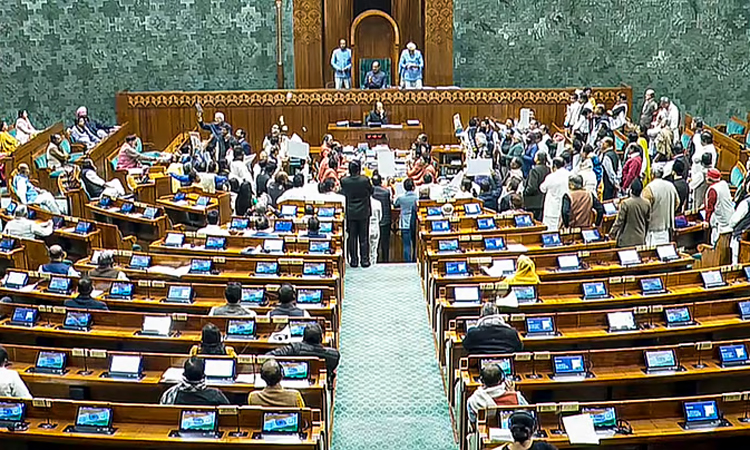 மக்களவையில் மசோதா நகல்களை கிழித்தெறிந்து எதிர்க்கட்சிகள் கடும் அமளி