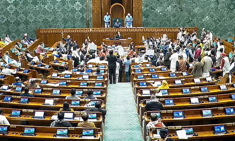 மக்களவையில் மசோதா நகல்களை கிழித்தெறிந்து எதிர்க்கட்சிகள் கடும் அமளி மக்களவையில் மசோதா நகல்களை கிழித்தெறிந்து எதிர்க்கட்சிகள் கடும் அமளி