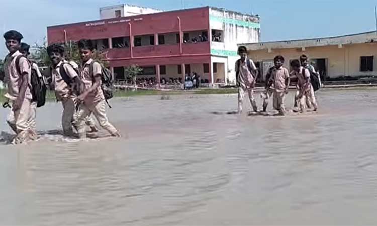 ராமநாதபுரத்தில் கனமழை: அரசுப் பள்ளியை சூழ்ந்த வெள்ளம் - மாணவர்கள் அவதி