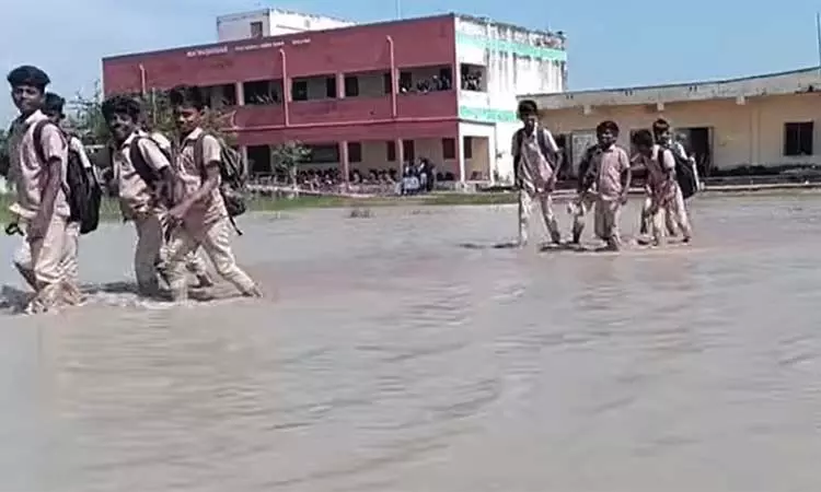 ராமநாதபுரத்தில் கனமழை: அரசுப் பள்ளியை சூழ்ந்த வெள்ளம் - மாணவர்கள் அவதி ராமநாதபுரத்தில் கனமழை: அரசுப் பள்ளியை சூழ்ந்த வெள்ளம் - மாணவர்கள் அவதி