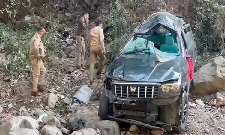 உத்தரகாண்ட்: பக்தர்கள் சென்ற கார் பள்ளத்தில் கவிழ்ந்து விபத்து - 3 பேர் உயிரிழப்பு