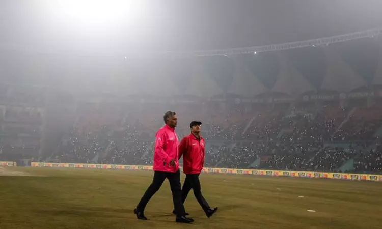 பனிமூட்டம் காரணமாக ரத்து செய்யப்பட்ட போட்டி... பி.சி.சி.ஐ. மீது ரசிகர்கள் அதிருப்தி பனிமூட்டம் காரணமாக ரத்து செய்யப்பட்ட போட்டி... பி.சி.சி.ஐ. மீது ரசிகர்கள் அதிருப்தி