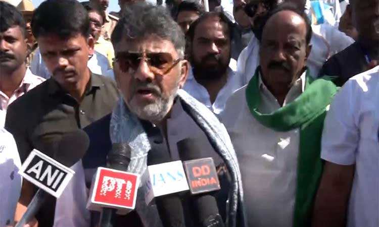 ‘தைரியம் இருந்தால் ரூபாய் நோட்டில் இருந்து காந்தி படத்தை நீக்குங்கள்’ - பா.ஜ.க.விற்கு டி.கே.சிவக்குமார் சவால்