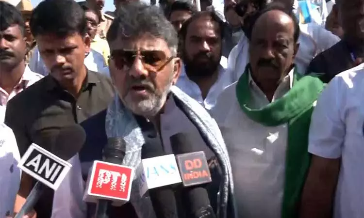 ‘தைரியம் இருந்தால் ரூபாய் நோட்டில் இருந்து காந்தி படத்தை நீக்குங்கள்’ - பா.ஜ.க.விற்கு டி.கே.சிவக்குமார் சவால் ‘தைரியம் இருந்தால் ரூபாய் நோட்டில் இருந்து காந்தி படத்தை நீக்குங்கள்’ - பா.ஜ.க.விற்கு டி.கே.சிவக்குமார் சவால்