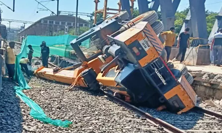 ரெயில் தண்டவாளத்தில் சாய்ந்து விழுந்த கிரேன் - பெரும் விபத்து தவிர்ப்பு ரெயில் தண்டவாளத்தில் சாய்ந்து விழுந்த கிரேன் - பெரும் விபத்து தவிர்ப்பு