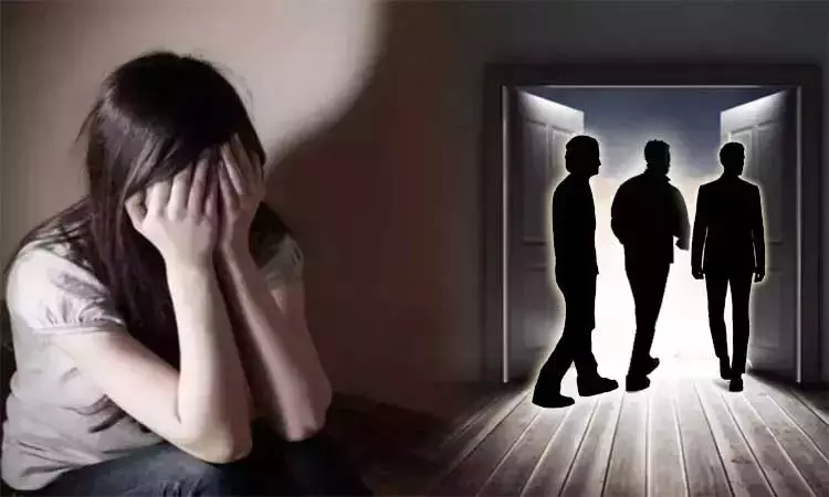 காதலனை நம்பி சென்ற இளம்பெண்... நெருக்கமாக இருந்ததை வீடியோ எடுத்து மிரட்டி கூட்டு பலாத்காரம் - 3 பேர் கைது காதலனை நம்பி சென்ற இளம்பெண்... நெருக்கமாக இருந்ததை வீடியோ எடுத்து மிரட்டி கூட்டு பலாத்காரம் - 3 பேர் கைது