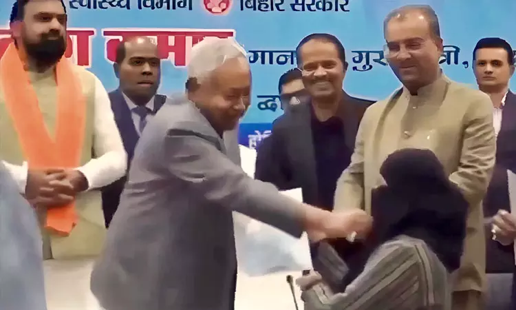 பீகார் ஹிஜாப் சர்ச்சை; அரசு வேலையை உதறிய பெண் டாக்டர் பீகார் ஹிஜாப் சர்ச்சை; அரசு வேலையை உதறிய பெண் டாக்டர்